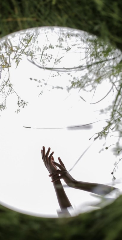 Καθρέφτης μέσα στη φύση